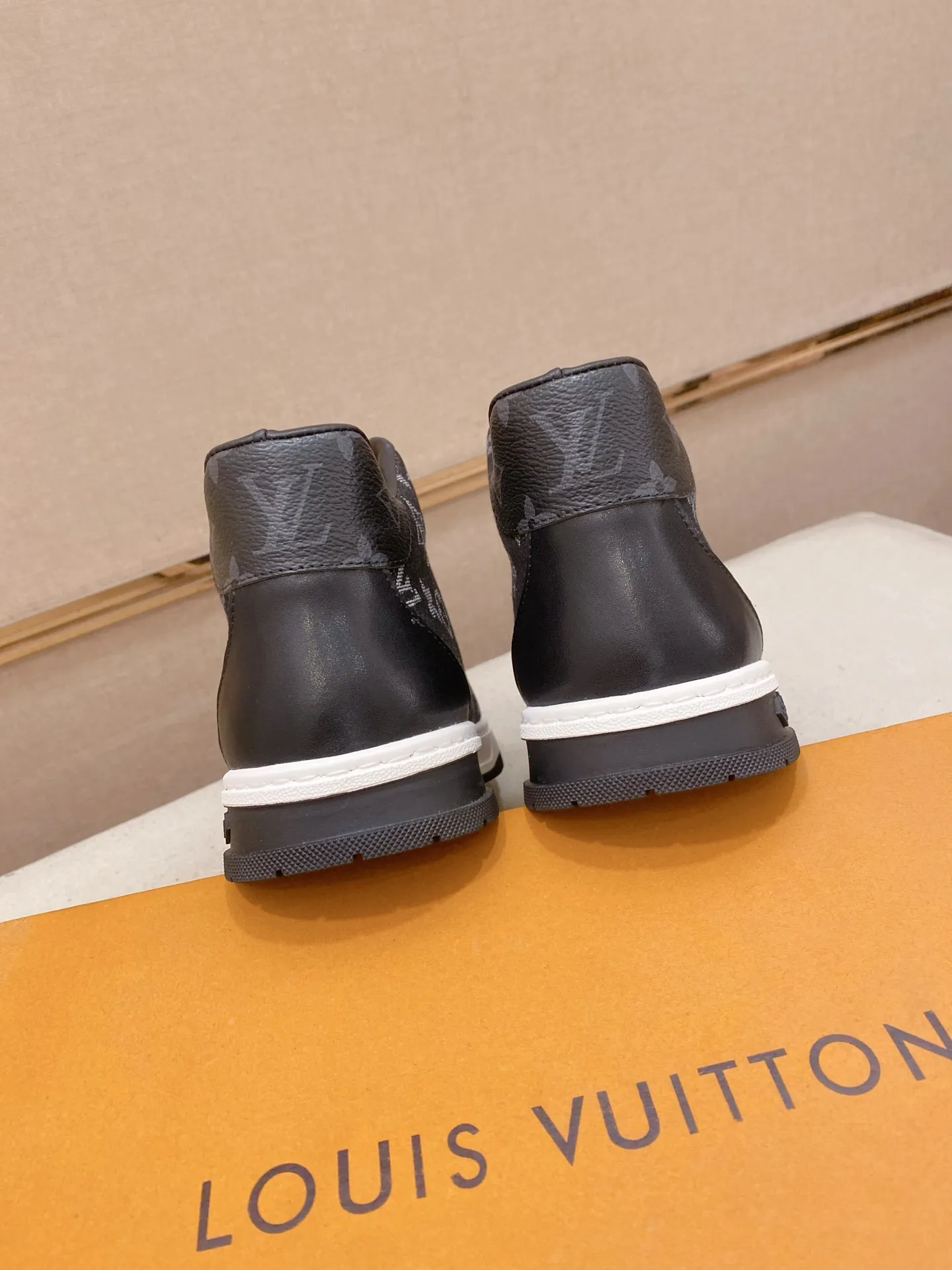Factory price: 420 men's shoes💰🇮🇹🇮🇹LV Louis Vuitton. The latest fashionable casual shoes are popular in physical stores. New spring and summer comfortable imported custom original cowhide, unique jacquard fabric element design. With sheepskin lining, Lv original bottom, [sun][sun] high-end packaging and high quality💪Details determine the quality, you can enter and exit the counter at will, welcome to compare🇮🇹Size 38-44